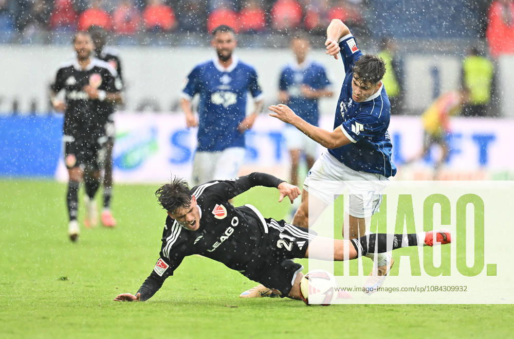 Fussball 2.Bundesliga, SV Darmstadt 98 - Energie Cottbus v.l. Luca Erlein (FC Engerie Cottbus), Noah Weißhaupt Weisshaupt (SV Darmstadt 98) Darmstadt