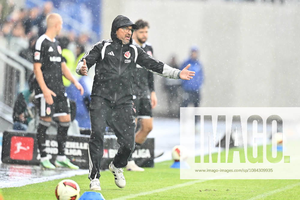 Fussball 2.Bundesliga, SV Darmstadt 98 - Energie Cottbus v.l. Trainer Claus Dieter Wollnitz (FC Engerie Cottbus) enttaeuscht, enttaeuscht schauend, dissapointed gibt Anweisungen, gestikuliert, mit den Armen gestikulieren gives instructions, gesticulate, gesticolando. Darmstadt