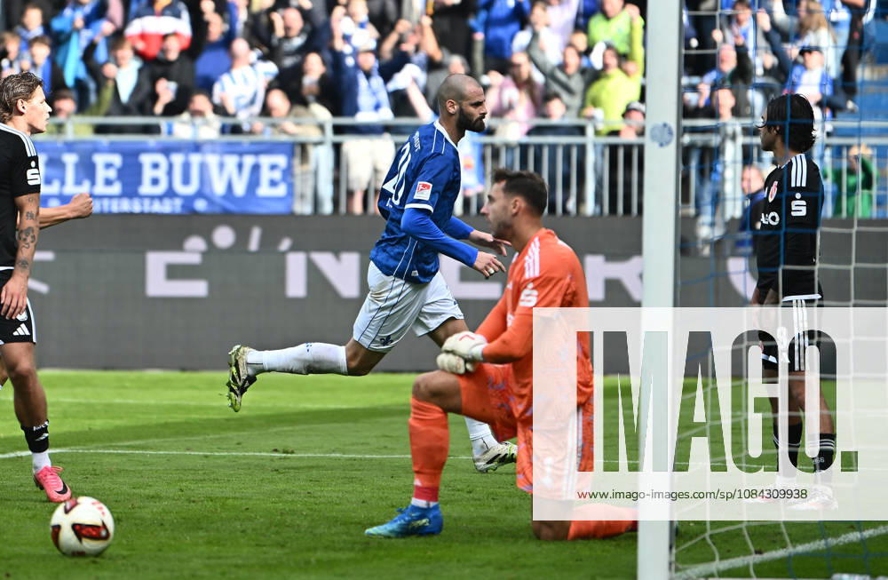 Fussball 2.Bundesliga, SV Darmstadt 98 - Energie Cottbus v.l. Torschuetze Torschütze Aleksandar Vukotic (SV Darmstadt 98), Marcel Lotka (FC Engerie Cottbus), Lucas Copado (FC Engerie Cottbus) Torjubel, Jubel, Goal celebration, celebrate the goal zum 2:1 jubelnd bejubelt jubelt jubeln Jubel Darmstadt