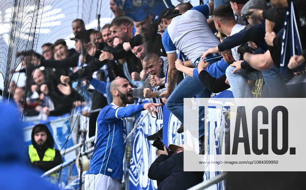 Fussball 2.Bundesliga, SV Darmstadt 98 - Energie Cottbus v.l. Torschuetze Torschütze Aleksandar Vukotic (SV Darmstadt 98) Torjubel, Jubel, Goal celebration, celebrate the goal zum 2:1 jubelnd bejubelt jubelt jubeln Jubel mit Fans SV Darmstadt 98, SVD, Lilien, Stimmung, Schals, Trikots Darmstadt