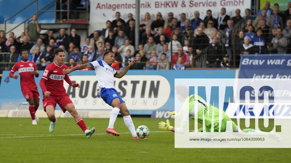 Hänsch-Arena, Meppen, GER, 3. Liga, 9. Spieltag: SV Meppen vs VfB Stuttgart II, Oliver Schmitt (SV Meppen 7) vs TW Jerik von der Felsen (VfB Stuttgart II 1) DFL REGULATIONS PROHIBIT ANY USE OF PHOTOGRAPHS AS IMAGE SEQUENCES AND OR QUASI-VIDEO. Meppen Niedersachsen Hänsch-Arena