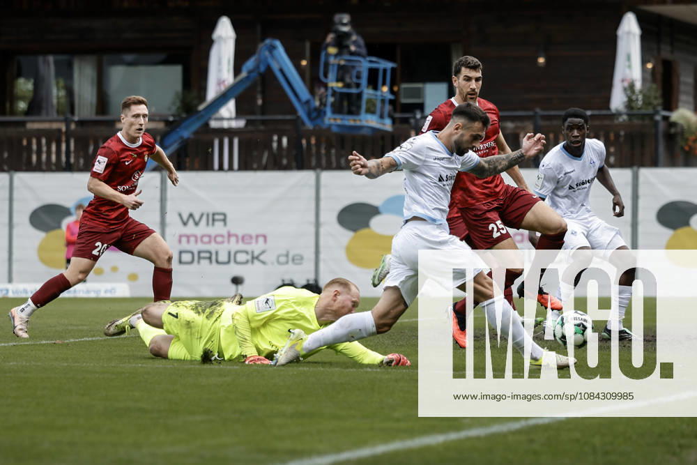 Fussball 3.Liga, SG Sonnenhof Grossaspach - SV Waldhof Mannheim v.l. hereingabe von Goncalo Gregorio (SV Waldhof Mannheim, 9)
