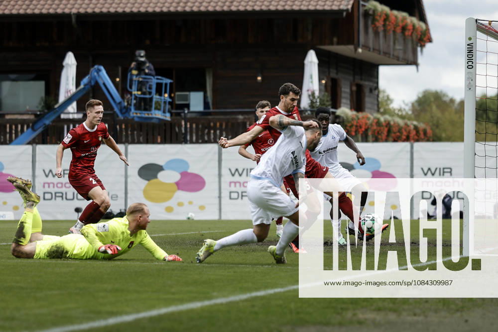 Fussball 3.Liga, SG Sonnenhof Grossaspach - SV Waldhof Mannheim v.l. die hereingäbe von Goncalo Gregorio (SV Waldhof Mannheim, 9) wird im letzten moment von Marius Kunde (SG Sonnenhof Großaspach, 16) geblockt