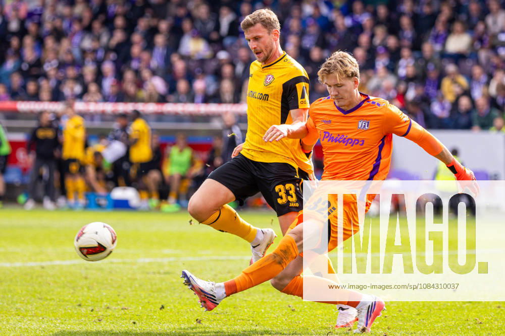 (L-R) Christoph Daferner (SG Dynamo Dresden, 33) im Zweikampf mit Jonas Krumrey (VfL Osnabrueck, 32) GER, VfL Osnabrueck vs. SG Dynamo Dresden, Fussball, 2. Bundesliga, 7. Spieltag, Spielzeit 2026 2027, 10.10.2026 DFL Regulations prohibit any use of photographers as image sequences and or quasi-video. GER, VfL Osnabrueck vs. SG Dynamo Dresden, Fussball, 2. Bundesliga, 7. Spieltag, Spielzeit 2026 2027, 10.10.2026 Osnabrueck