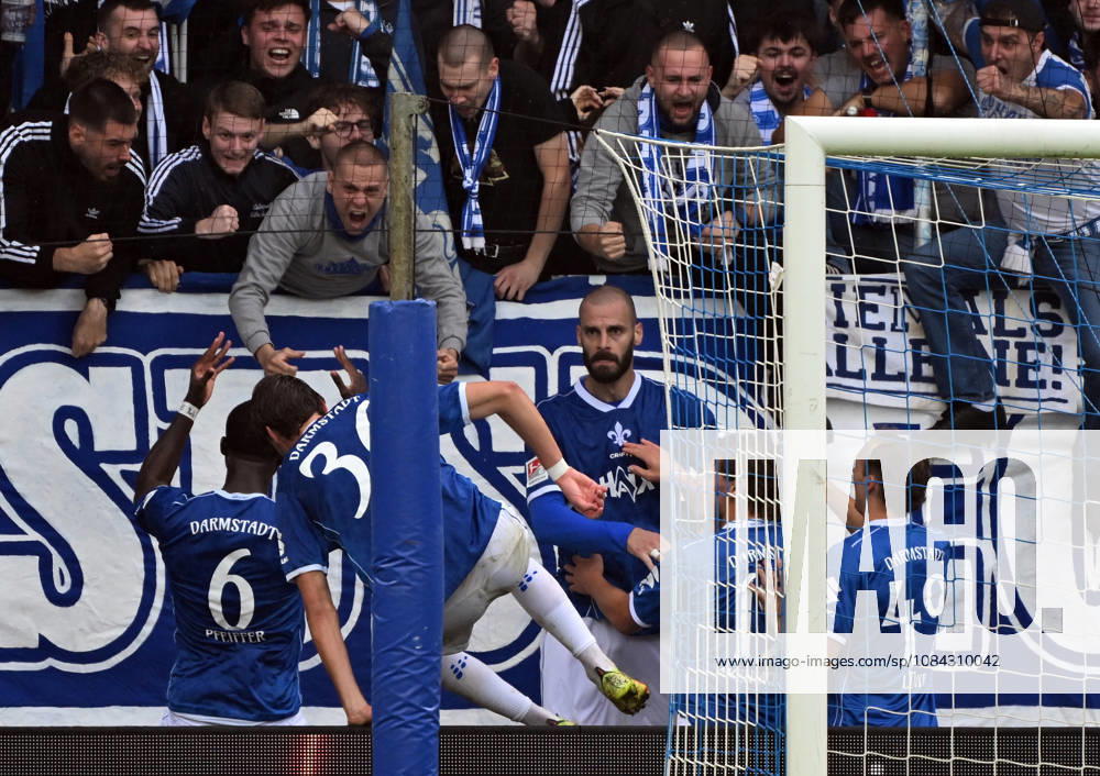 Fussball 2.Bundesliga, SV Darmstadt 98 - Energie Cottbus v.l. Aleksandar Vukotic (SV Darmstadt 98) celebrate the goal, Der Torjubel zum 2:1 Darmstadt