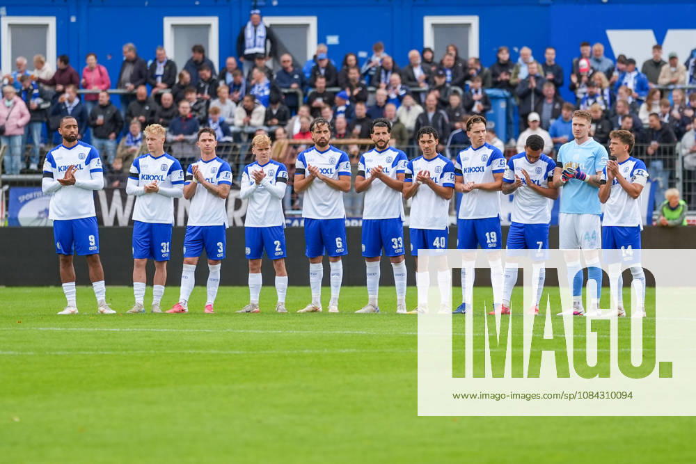 Deutschland: Fussball, 3. Liga, 8. Spieltag, Hänsch-Arena, Meppen, Emsland, Niedersachsen, SV Meppen vs. VfB Stuttgart U21, U 21 VfB Stuttgart II: Trauerminute in Meppen