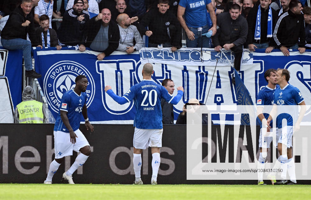 Fussball 2.Bundesliga, SV Darmstadt 98 - Energie Cottbus v.l. Aleksandar Vukotic (SV Darmstadt 98) celebrate the goal, Der Torjubel zum 2:1 Darmstadt
