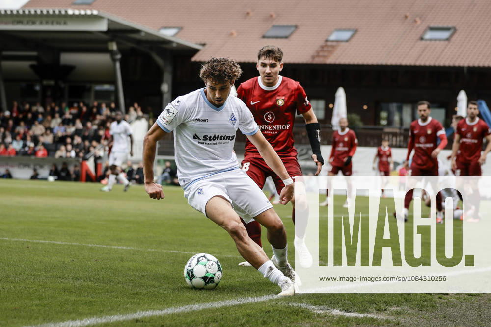 Fussball 3.Liga, SG Sonnenhof Grossaspach - SV Waldhof Mannheim v.l. Lovis Bierschenk (SV Waldhof Mannheim, 7) am Ball vor Elias Rahn (SG Sonnenhof Großaspach, 8)