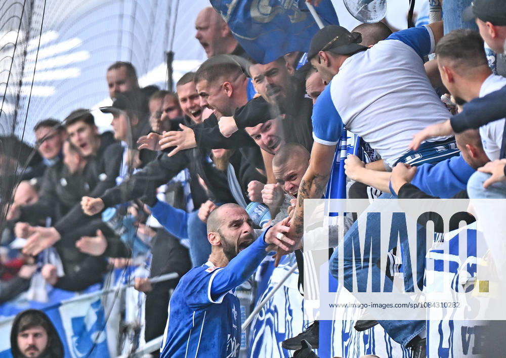 Fussball 2.Bundesliga, SV Darmstadt 98 - Energie Cottbus v.l. Torschuetze Torschütze Aleksandar Vukotic (SV Darmstadt 98) Torjubel, Jubel, Goal celebration, celebrate the goal zum 2:1 jubelnd bejubelt jubelt jubeln Jubel mit Fans SV Darmstadt 98, SVD, Lilien, Stimmung, Schals, Trikots Darmstadt