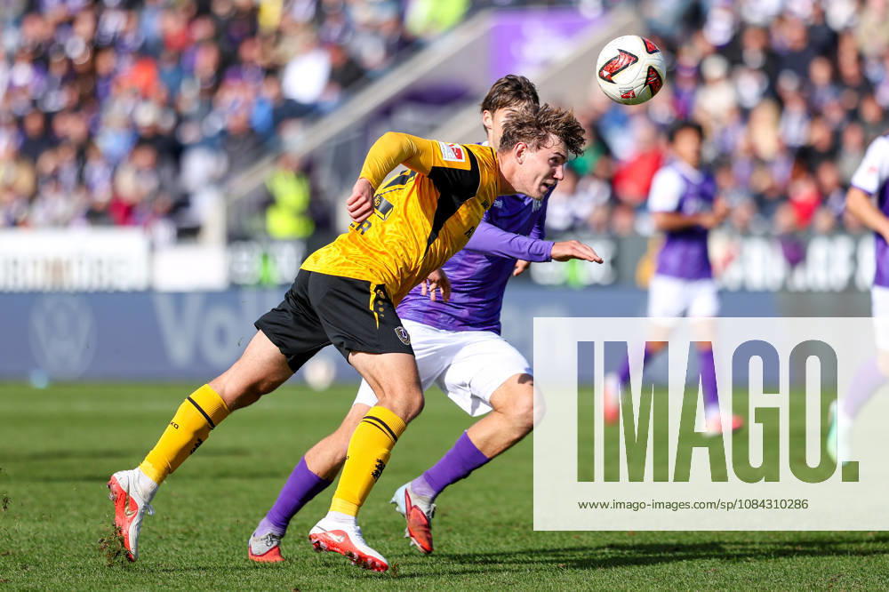 2026.10.10, Fußball, 2. Bundesliga, VfL Osnabrück - SG Dynamo Dresden, Stadion an der Bremer Brücke, 7.Spieltag, Saison 2026 2027: Friedrich Mueller (SG Dynamo Dresden 42) im Zweikampf gegen Bernd Riesselmann (VfL Osnabrueck 22) DFB regulations prohibit any use of photographs as image sequences and or quasi-video. Photo: WilkowskixPressefotoKochx Niedersachsen Deutschland