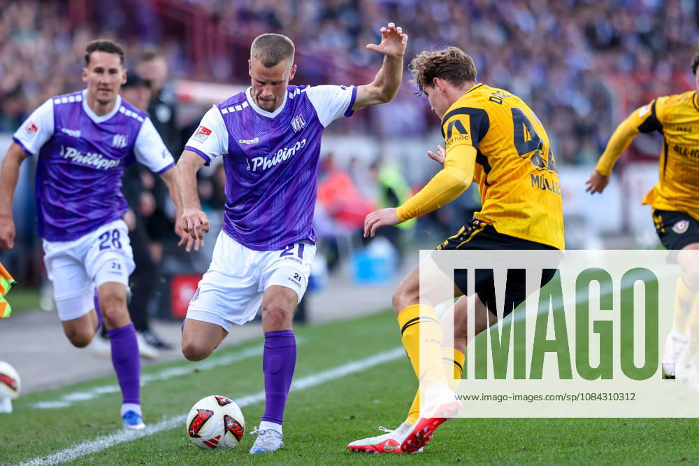 2026.10.10, Fußball, 2. Bundesliga, VfL Osnabrück - SG Dynamo Dresden, Stadion an der Bremer Brücke, 7.Spieltag, Saison 2026 2027: Adrian Beck (VfL Osnabrueck 21) im Zweikampf gegen Friedrich Mueller (SG Dynamo Dresden 42) DFB regulations prohibit any use of photographs as image sequences and or quasi-video. Photo: WilkowskixPressefotoKochx Niedersachsen Deutschland
