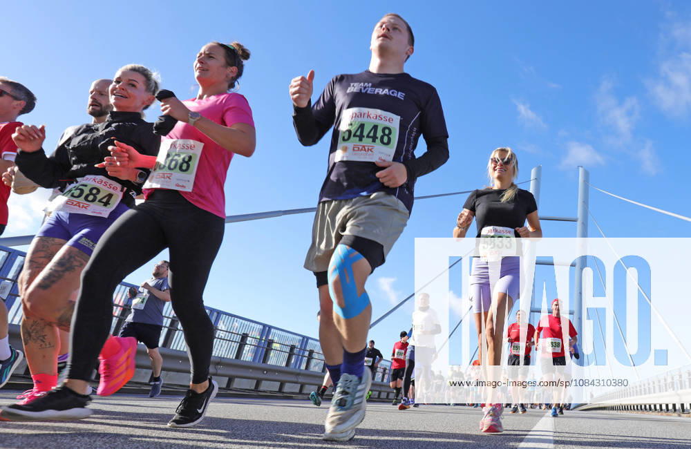 Wenn die Rügenbrücke den Läufern gehört Der 18. Rügenbrücken-Marathon feiert einen Teilnehmerrekord und zeigt, wie aus einer außergewöhnlichen Strecke ein sportliches Ereignis mit regionaler Strahlkraft geworden ist Es gibt Orte, an denen mehr ist als Bewegung. Orte, an denen sich Landschaft, Gemeinschaft und persönlicher Ehrgeiz zu einem besonderen Erlebnis verbinden. Die Rügenbrücke zwischen Stralsund und der Insel Rügen ist ein solcher Ort. Wo sich gewöhnlich der Verkehr über den Strelasund bewegt, gehören an diesem Sonnabend die Fahrbahnen den Läuferinnen und Läufern, den Walkern und den Kindern Menschen, die ihre eigenen Grenzen ausloten und zugleich Teil eines großen gemeinsamen Augenblicks werden. Der 18. Sparkassen Rügenbrücken-Marathon und DAK Lauf- und Walking Day am 10. Oktober 2026 setzt dabei eine neue Bestmarke: 7.565 Teilnehmerinnen und Teilnehmer haben sich angemeldet so viele wie noch nie. Damit wird das sportliche Ereignis auch zu einem eindrucksvollen Bekenntnis zur Anziehungskraft der Region Vorpommern. Das achtzehnte Lebensjahr, das die Veranstaltung in diesem Jahr erreicht, ist dabei mehr als eine hübsche Jubiläumszahl. Es markiert den Weg eines Sportereignisses, das sich längst im Veranstaltungskalender der Hansestadt etabliert hat und dessen Reiz weit über die Grenzen Mecklenburg-Vorpommerns hinausreicht. Sieben Strecken, ein gemeinsames Ziel Das Besondere an diesem Lauf ist seine Offenheit. Nicht allein die Ausdauerathleten, die sich der Königsdisziplin über 42,195 Kilometer stellen, prägen das Bild. Der Rügenbrücken-Marathon versteht sich ebenso als Einladung an Freizeitsportler, Familien, Kinder und Menschen, die lieber gehend als laufend unterwegs sind. Insgesamt sieben Strecken stehen zur Auswahl. Der Marathon führt über die Brücke hinaus auf die Insel Rügen und durch den Südwesten der Insel. Hinzu kommen Halbmarathon, Zehn-Kilometer-Lauf, kürzere Distanzen sowie Walking- und Nordic-W