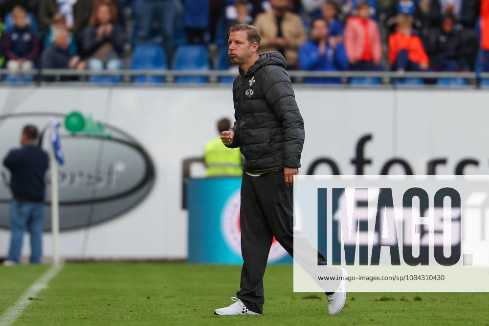 2026.10.10 Fussball 2.Bundesliga SV Darmstadt 98 - Energie Cottbus v.l., head coach Florian Kohfeldt (SV Darmstadt 98) seen celebrating after the victory