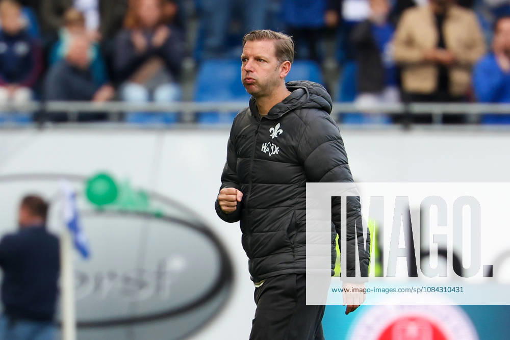 2026.10.10 Fussball 2.Bundesliga SV Darmstadt 98 - Energie Cottbus v.l., head coach Florian Kohfeldt (SV Darmstadt 98) seen celebrating after the victory