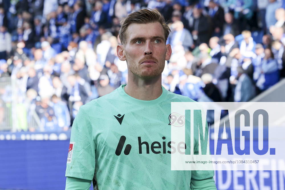 Torhueter Leo Weinkauf (Hannover 96) schaut enttaeuscht waehrend des spiels der 2. Bundesliga zwischen 1. FC Magdeburg und Hannover 96, Avnet Arena am 10. October 2026 in Magdeburg, Deutschland. (Foto von Marco Steinbrenner DeFodi Images) +++ Torhueter Leo Weinkauf (Hannover 96) looks dejected during the 2nd Bundesliga match between 1. FC Magdeburg and Hannover 96 at Avnet Arena on October 10, 2026 in Magdeburg, Germany. (Photo by Marco Steinbrenner DeFodi Images) DFB DFL REGULATIONS PROHIBIT ANY USE OF PHOTOGRAPHS AS IMAGE SEQUENCES AND OR QUASI-VIDEO. (Photo by Marco Steinbrenner DeFodi Images) -