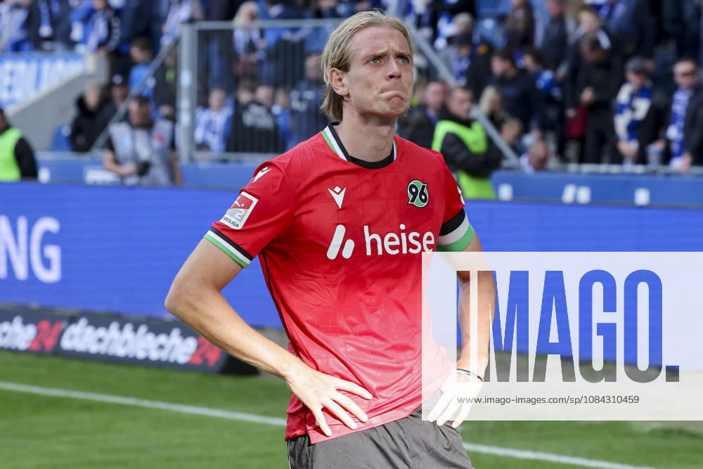 Stefan Teitur Thordarson (Hannover 96) schaut enttaeuscht waehrend des spiels der 2. Bundesliga zwischen 1. FC Magdeburg und Hannover 96, Avnet Arena am 10. October 2026 in Magdeburg, Deutschland. (Foto von Marco Steinbrenner DeFodi Images) +++ Stefan Teitur Thordarson (Hannover 96) looks dejected during the 2nd Bundesliga match between 1. FC Magdeburg and Hannover 96 at Avnet Arena on October 10, 2026 in Magdeburg, Germany. (Photo by Marco Steinbrenner DeFodi Images) DFB DFL REGULATIONS PROHIBIT ANY USE OF PHOTOGRAPHS AS IMAGE SEQUENCES AND OR QUASI-VIDEO. (Photo by Marco Steinbrenner DeFodi Images) -
