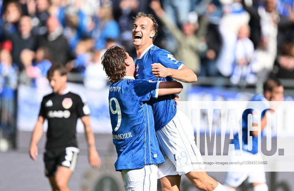 Fussball 2.Bundesliga, SV Darmstadt 98 - Energie Cottbus v.l. Fynn-Luca Fynn Luca Lakenmacher (SV Darmstadt 98) zautz, Torschuetze Torschütze Yannik Lührs Luehrs (SV Darmstadt 98) Torjubel, Jubel, Goal celebration, celebrate the goal zum 3:1 jubelnd bejubelt jubelt jubeln Jubel Darmstadt
