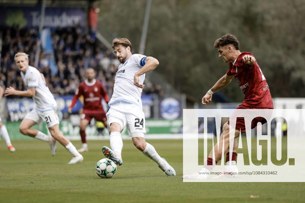 Fussball 3.Liga, SG Sonnenhof Grossaspach - SV Waldhof Mannheim v.l. Lukas Klünter (SV Waldhof Mannheim, 24) blockt den Ball