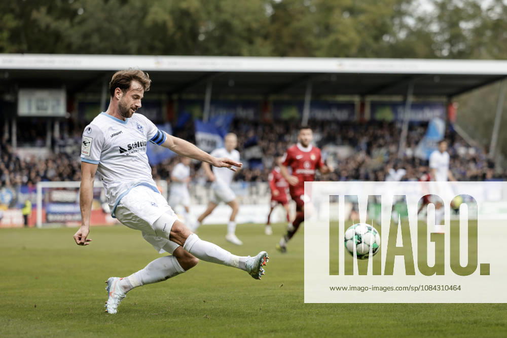 Fussball 3.Liga, SG Sonnenhof Grossaspach - SV Waldhof Mannheim v.l. Lukas Klünter (SV Waldhof Mannheim, 24) mit der Hereingabe