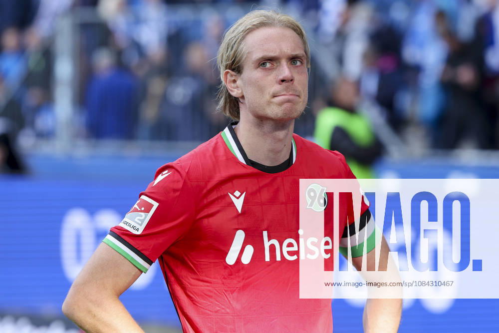 Stefan Teitur Thordarson (Hannover 96) schaut enttaeuscht waehrend des spiels der 2. Bundesliga zwischen 1. FC Magdeburg und Hannover 96, Avnet Arena am 10. October 2026 in Magdeburg, Deutschland. (Foto von Marco Steinbrenner DeFodi Images) +++ Stefan Teitur Thordarson (Hannover 96) looks dejected during the 2nd Bundesliga match between 1. FC Magdeburg and Hannover 96 at Avnet Arena on October 10, 2026 in Magdeburg, Germany. (Photo by Marco Steinbrenner DeFodi Images) DFB DFL REGULATIONS PROHIBIT ANY USE OF PHOTOGRAPHS AS IMAGE SEQUENCES AND OR QUASI-VIDEO. (Photo by Marco Steinbrenner DeFodi Images) -