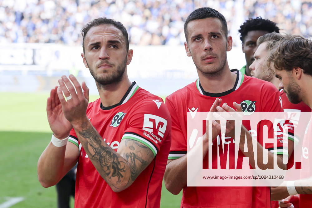 Waniss Taibi (Hannover 96) und Bastian Allgeier (Hannover 96) schauen enttaeuscht waehrend des spiels der 2. Bundesliga zwischen 1. FC Magdeburg und Hannover 96, Avnet Arena am 10. October 2026 in Magdeburg, Deutschland. (Foto von Marco Steinbrenner DeFodi Images) +++ Waniss Taibi (Hannover 96) und Bastian Allgeier (Hannover 96) look dejected during the 2nd Bundesliga match between 1. FC Magdeburg and Hannover 96 at Avnet Arena on October 10, 2026 in Magdeburg, Germany. (Photo by Marco Steinbrenner DeFodi Images) DFB DFL REGULATIONS PROHIBIT ANY USE OF PHOTOGRAPHS AS IMAGE SEQUENCES AND OR QUASI-VIDEO. (Photo by Marco Steinbrenner DeFodi Images) -