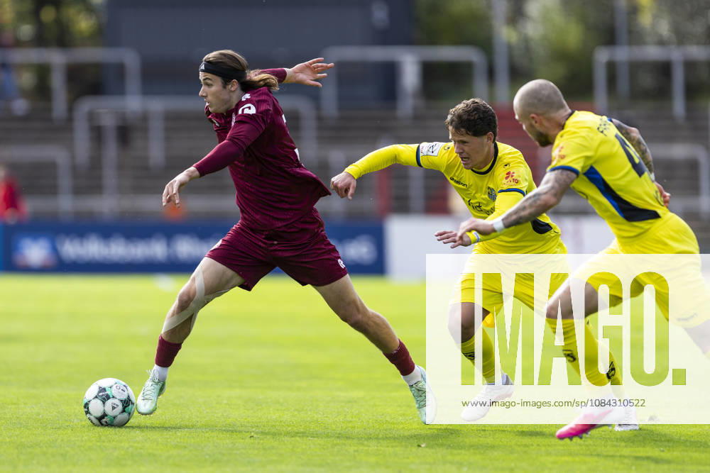 3. Liga, Fortuna Köln - 1. FC Saarbrücken; 10.10.2026 Bennit Bröger (Fortuna Köln, 38), Daniel Gleiber (1. FC Saarbrücken, 5), Philip Fahrner (1. FC Saarbrücken, 42). 3. Liga, Fortuna Köln - 1. FC Saarbrücken, 8. Spieltag, am 10.10.2026, Südstadion, Köln. DFB regulations prohibit any use of photographs as image sequences and or quasi-video