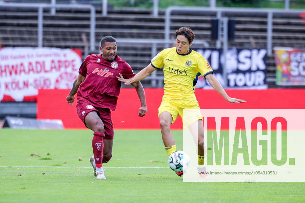 Fußball, SC Fortuna Köln - 1. FC Saarbrücken, 3.Liga, Südstation, 8. Spieltag, Saison 2026 2027: Seung-Joon Lee (1. FC Saarbrücken 16) im Zweikampf gegen Florian Heister (Fortuna Koeln 17) DFB regulations prohibit any use of photographs as image sequences and or quasi-video. Nordrhein-Westfalen Deutschland