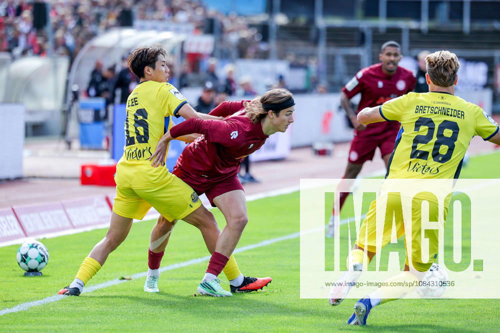 Fußball, SC Fortuna Köln - 1. FC Saarbrücken, 3.Liga, Südstation, 8. Spieltag, Saison 2026 2027: Seung-Joon Lee (1. FC Saarbrücken 16) im Zweikampf gegen Bennit Bröger (Fortuna Koeln 38) DFB regulations prohibit any use of photographs as image sequences and or quasi-video. Nordrhein-Westfalen Deutschland