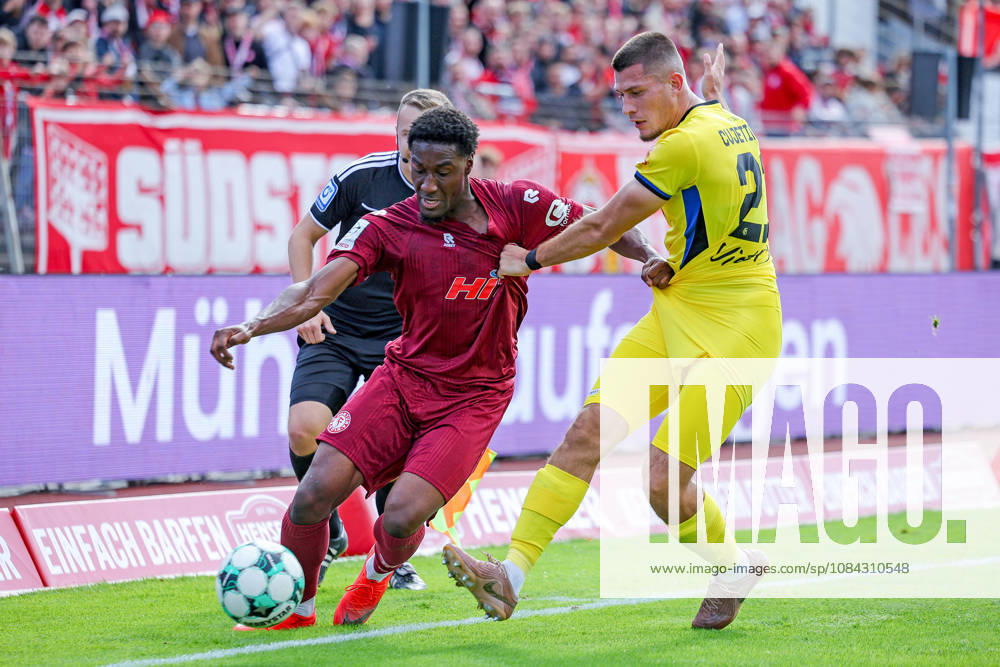 Fußball, SC Fortuna Köln - 1. FC Saarbrücken, 3.Liga, Südstation, 8. Spieltag, Saison 2026 2027: Romeo Aigbekaen (Fortuna Koeln 30) im Zweikampf gegen Mladen Cvjetinovic (1. FC Saarbrücken 21) DFB regulations prohibit any use of photographs as image sequences and or quasi-video. Nordrhein-Westfalen Deutschland