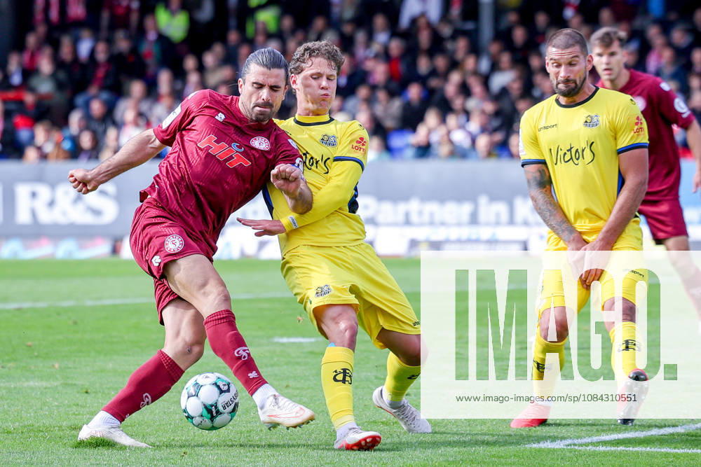 Fußball, SC Fortuna Köln - 1. FC Saarbrücken, 3.Liga, Südstation, 8. Spieltag, Saison 2026 2027: Daniel Gleiber (1. FC Saarbrücken 05) im Zweikampf gegen David Haider Kamm Al-Azzawe (Fortuna Koeln 15) DFB regulations prohibit any use of photographs as image sequences and or quasi-video. Nordrhein-Westfalen Deutschland