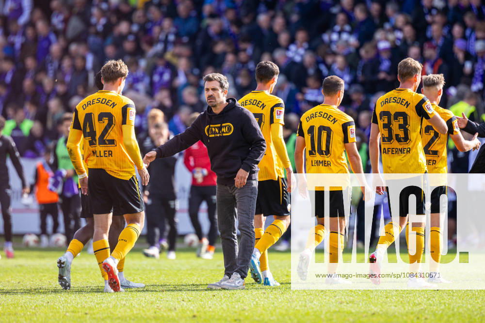 Die Spieler von SG Dynamo Dresden reagieren enttaeuscht nach dem 1:1 Unentschieden, Thomas Stamm (SG Dynamo Dresden, Cheftrainer) ist mittendrin (in Schwarz gekleidet) GER, VfL Osnabrueck vs. SG Dynamo Dresden, Fussball, 2. Bundesliga, 7. Spieltag, Spielzeit 2026 2027, 10.10.2026 DFL Regulations prohibit any use of photographers as image sequences and or quasi-video. GER, VfL Osnabrueck vs. SG Dynamo Dresden, Fussball, 2. Bundesliga, 7. Spieltag, Spielzeit 2026 2027, 10.10.2026 Osnabrueck