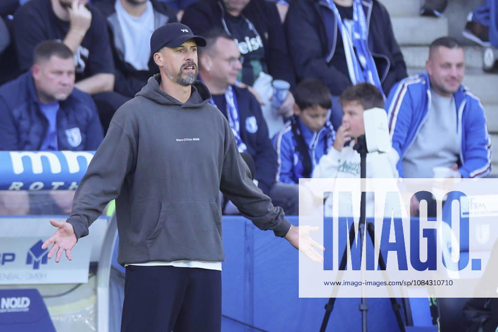 Trainer Sandro Wagner (Hannover 96) schaut enttaeuscht waehrend des spiels der 2. Bundesliga zwischen 1. FC Magdeburg und Hannover 96, Avnet Arena am 10. October 2026 in Magdeburg, Deutschland. (Foto von Marco Steinbrenner DeFodi Images) +++ Trainer Sandro Wagner (Hannover 96) looks dejected during the 2nd Bundesliga match between 1. FC Magdeburg and Hannover 96 at Avnet Arena on October 10, 2026 in Magdeburg, Germany. (Photo by Marco Steinbrenner DeFodi Images) DFB DFL REGULATIONS PROHIBIT ANY USE OF PHOTOGRAPHS AS IMAGE SEQUENCES AND OR QUASI-VIDEO. (Photo by Marco Steinbrenner DeFodi Images) -