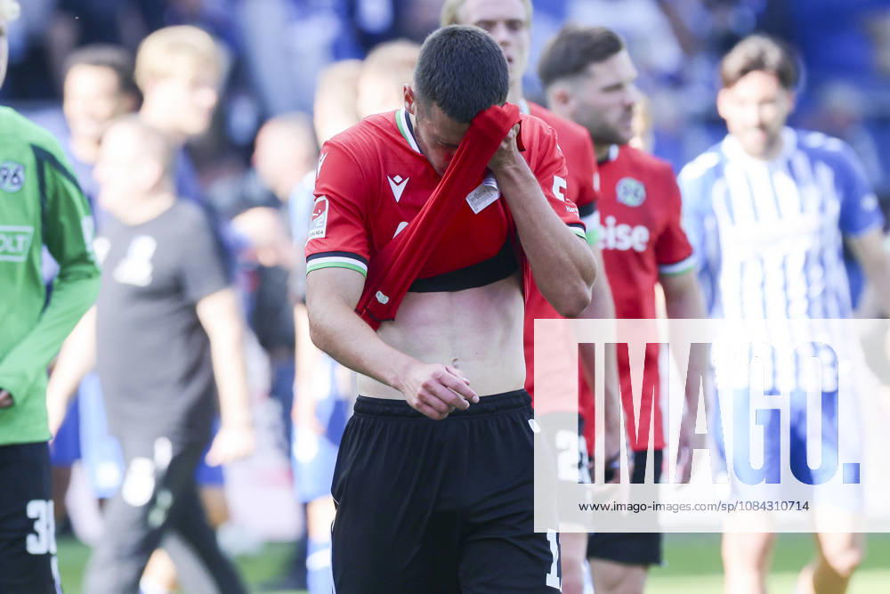 Bastian Allgeier (Hannover 96) schaut enttaeuscht waehrend des spiels der 2. Bundesliga zwischen 1. FC Magdeburg und Hannover 96, Avnet Arena am 10. October 2026 in Magdeburg, Deutschland. (Foto von Marco Steinbrenner DeFodi Images) +++ Bastian Allgeier (Hannover 96) looks dejected during the 2nd Bundesliga match between 1. FC Magdeburg and Hannover 96 at Avnet Arena on October 10, 2026 in Magdeburg, Germany. (Photo by Marco Steinbrenner DeFodi Images) DFB DFL REGULATIONS PROHIBIT ANY USE OF PHOTOGRAPHS AS IMAGE SEQUENCES AND OR QUASI-VIDEO. (Photo by Marco Steinbrenner DeFodi Images) -