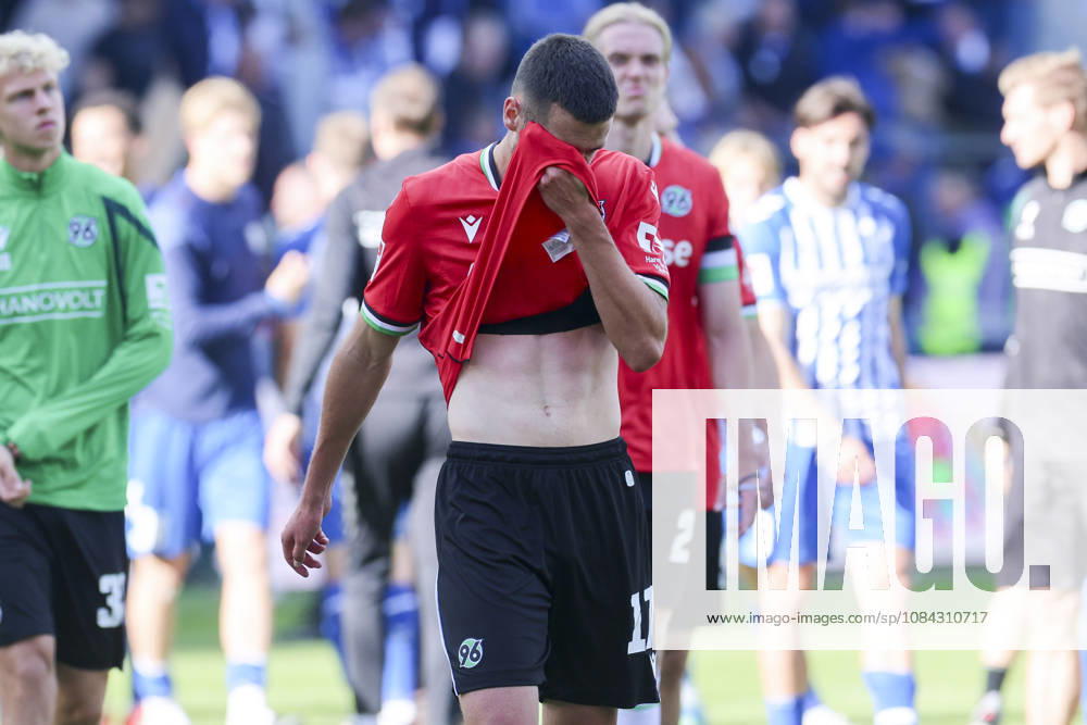 Bastian Allgeier (Hannover 96) schaut enttaeuscht waehrend des spiels der 2. Bundesliga zwischen 1. FC Magdeburg und Hannover 96, Avnet Arena am 10. October 2026 in Magdeburg, Deutschland. (Foto von Marco Steinbrenner DeFodi Images) +++ Bastian Allgeier (Hannover 96) looks dejected during the 2nd Bundesliga match between 1. FC Magdeburg and Hannover 96 at Avnet Arena on October 10, 2026 in Magdeburg, Germany. (Photo by Marco Steinbrenner DeFodi Images) DFB DFL REGULATIONS PROHIBIT ANY USE OF PHOTOGRAPHS AS IMAGE SEQUENCES AND OR QUASI-VIDEO. (Photo by Marco Steinbrenner DeFodi Images) -