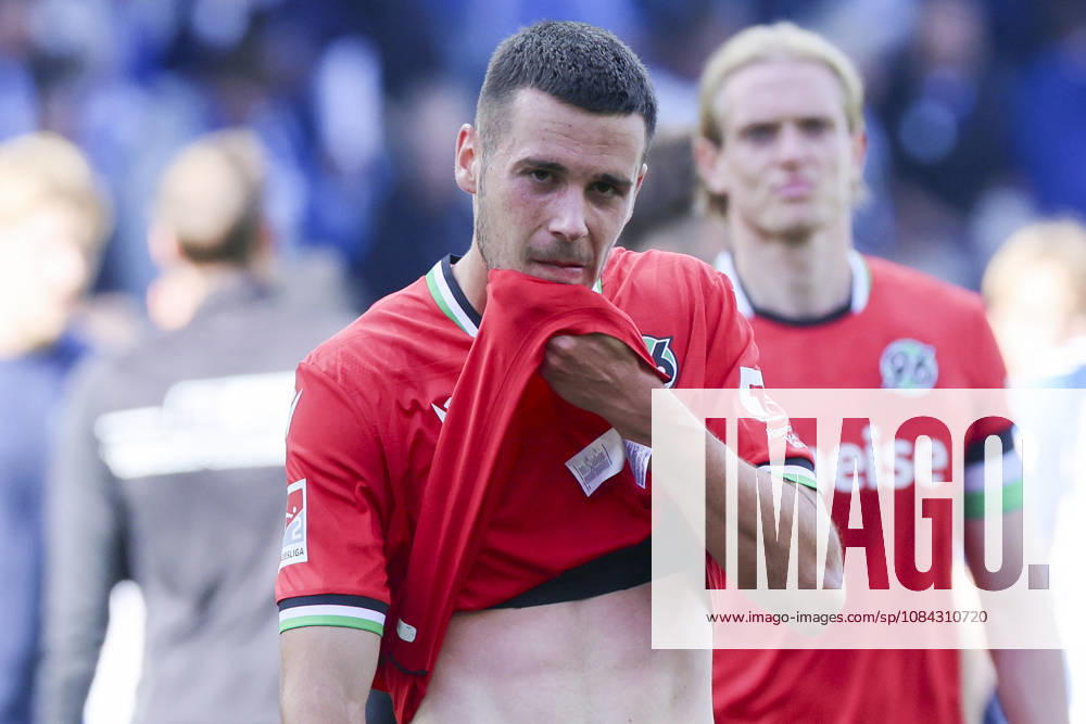 Bastian Allgeier (Hannover 96) schaut enttaeuscht waehrend des spiels der 2. Bundesliga zwischen 1. FC Magdeburg und Hannover 96, Avnet Arena am 10. October 2026 in Magdeburg, Deutschland. (Foto von Marco Steinbrenner DeFodi Images) +++ Bastian Allgeier (Hannover 96) looks dejected during the 2nd Bundesliga match between 1. FC Magdeburg and Hannover 96 at Avnet Arena on October 10, 2026 in Magdeburg, Germany. (Photo by Marco Steinbrenner DeFodi Images) DFB DFL REGULATIONS PROHIBIT ANY USE OF PHOTOGRAPHS AS IMAGE SEQUENCES AND OR QUASI-VIDEO. (Photo by Marco Steinbrenner DeFodi Images) -