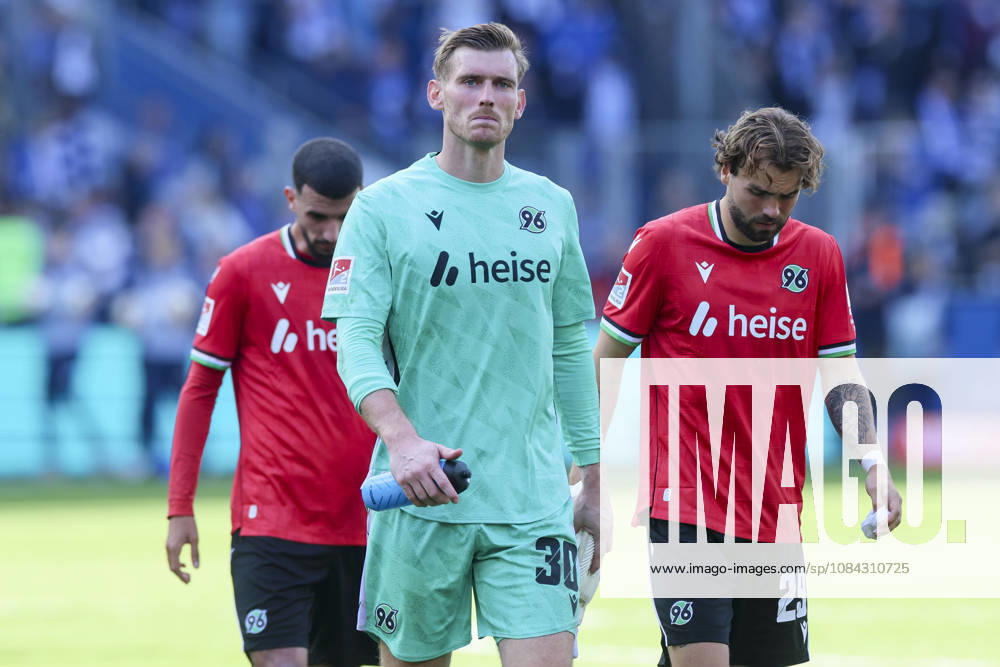 Waniss Taibi (Hannover 96), Torhueter Leo Weinkauf (Hannover 96) und Kolja Oudenne (Hannover 96) schauen enttaeuscht waehrend des spiels der 2. Bundesliga zwischen 1. FC Magdeburg und Hannover 96, Avnet Arena am 10. October 2026 in Magdeburg, Deutschland. (Foto von Marco Steinbrenner DeFodi Images) +++ Waniss Taibi (Hannover 96), Torhueter Leo Weinkauf (Hannover 96) und Kolja Oudenne (Hannover 96) look dejected during the 2nd Bundesliga match between 1. FC Magdeburg and Hannover 96 at Avnet Arena on October 10, 2026 in Magdeburg, Germany. (Photo by Marco Steinbrenner DeFodi Images) DFB DFL REGULATIONS PROHIBIT ANY USE OF PHOTOGRAPHS AS IMAGE SEQUENCES AND OR QUASI-VIDEO. (Photo by Marco Steinbrenner DeFodi Images) -