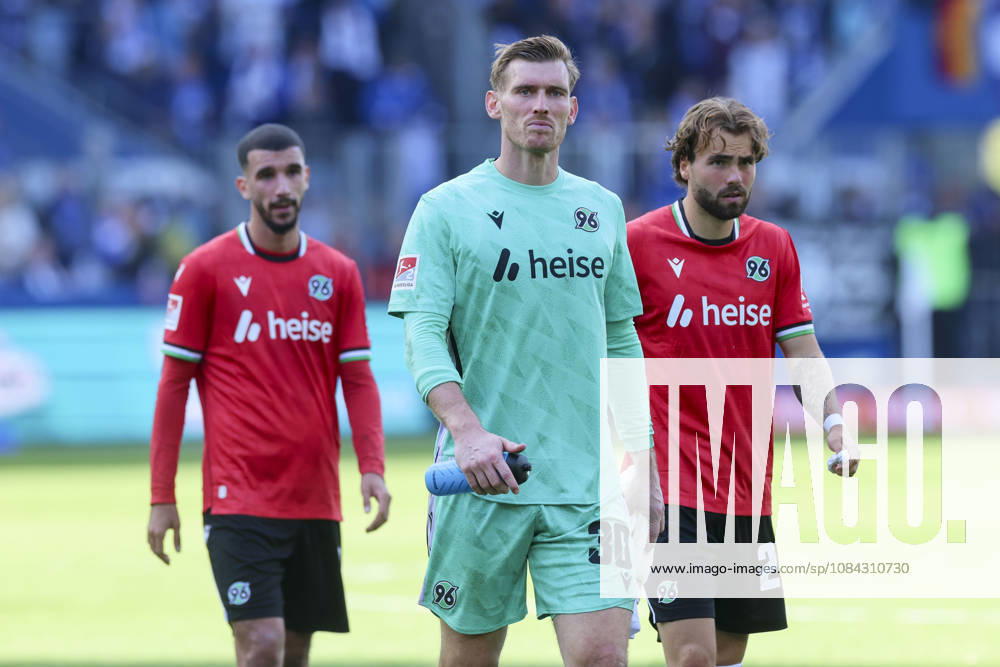 Waniss Taibi (Hannover 96), Torhueter Leo Weinkauf (Hannover 96) und Kolja Oudenne (Hannover 96) schauen enttaeuscht waehrend des spiels der 2. Bundesliga zwischen 1. FC Magdeburg und Hannover 96, Avnet Arena am 10. October 2026 in Magdeburg, Deutschland. (Foto von Marco Steinbrenner DeFodi Images) +++ Waniss Taibi (Hannover 96), Torhueter Leo Weinkauf (Hannover 96) und Kolja Oudenne (Hannover 96) look dejected during the 2nd Bundesliga match between 1. FC Magdeburg and Hannover 96 at Avnet Arena on October 10, 2026 in Magdeburg, Germany. (Photo by Marco Steinbrenner DeFodi Images) DFB DFL REGULATIONS PROHIBIT ANY USE OF PHOTOGRAPHS AS IMAGE SEQUENCES AND OR QUASI-VIDEO. (Photo by Marco Steinbrenner DeFodi Images) -