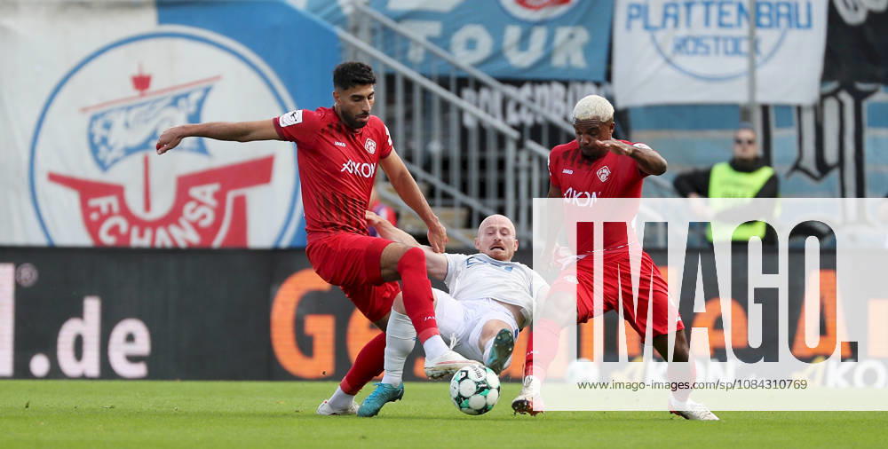 Herren, Fussball, Saison 2026 2027, 3. Liga, 8. Spieltag: FC Wuerzburger Kickers - FC Hansa Rostock v.li.: Ebrahim Farahnak (FC Wuerzburger Kickers), Maximilian Krauss (FC Hansa Rostock), Nathan de Medina (FC Wuerzburger Kickers) Wuerzburg AKON ARENA Bayern Deutschland
