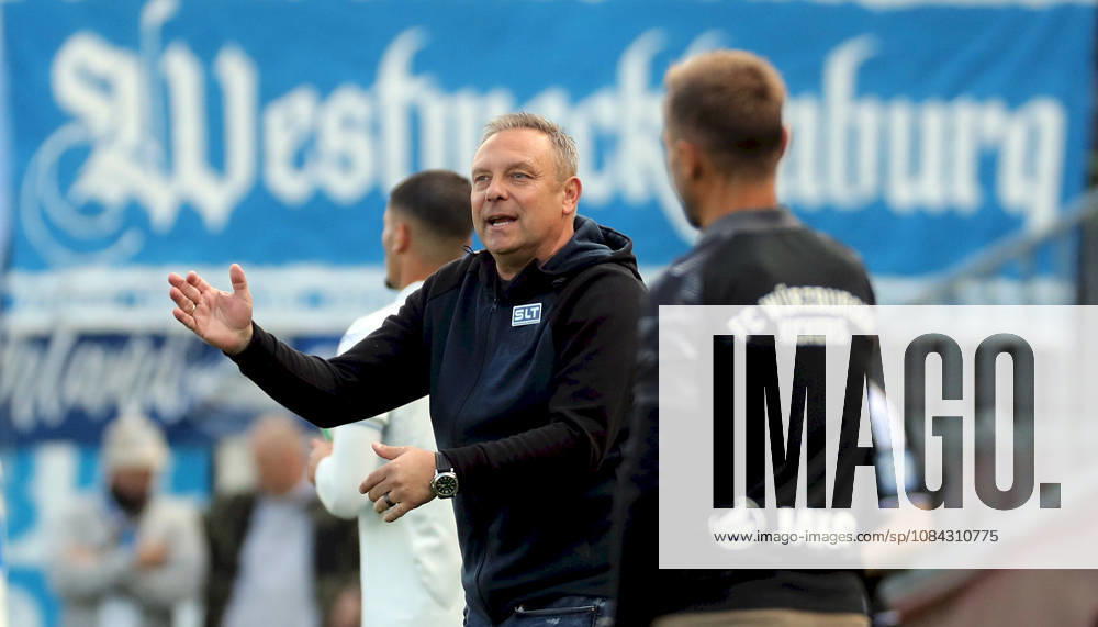 Herren, Fussball, Saison 2026 2027, 3. Liga, 8. Spieltag: FC Wuerzburger Kickers - FC Hansa Rostock v.li.: Trainer Andre Breitenreiter (FC Hansa Rostock) gibt Anweisungen, gestikuliert, mit den Armen gestikulieren, gives instructions, gesticulate, Trainer Michael Schiele (FC Wuerzburger Kickers) Wuerzburg AKON ARENA Bayern Deutschland
