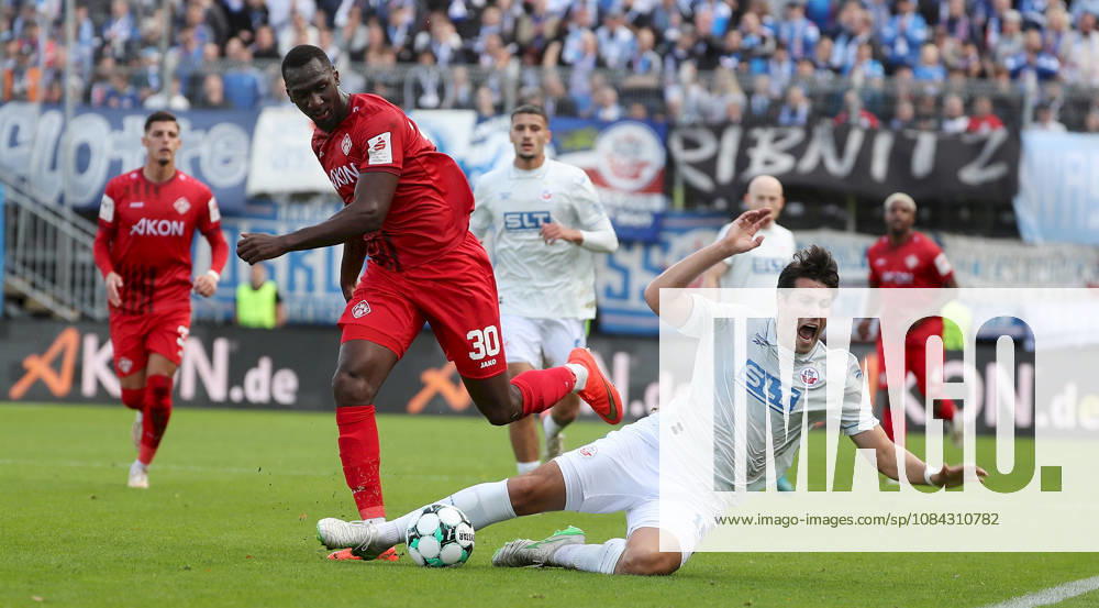 Herren, Fussball, Saison 2026 2027, 3. Liga, 8. Spieltag: FC Wuerzburger Kickers - FC Hansa Rostock v.li.: Tarsis Bonga (FC Wuerzburger Kickers), Ahmet Guerleyen (FC Hansa Rostock) Wuerzburg AKON ARENA Bayern Deutschland