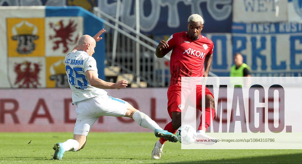 Herren, Fussball, Saison 2026 2027, 3. Liga, 8. Spieltag: FC Wuerzburger Kickers - FC Hansa Rostock v.li.: Maximilian Krauss (FC Hansa Rostock), Nathan de Medina (FC Wuerzburger Kickers) Wuerzburg AKON ARENA Bayern Deutschland