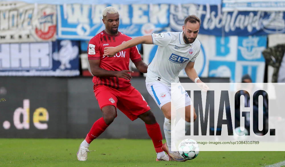 Herren, Fussball, Saison 2026 2027, 3. Liga, 8. Spieltag: FC Wuerzburger Kickers - FC Hansa Rostock v.li.: Nathan de Medina (FC Wuerzburger Kickers), David Kopacz (FC Hansa Rostock) Wuerzburg AKON ARENA Bayern Deutschland