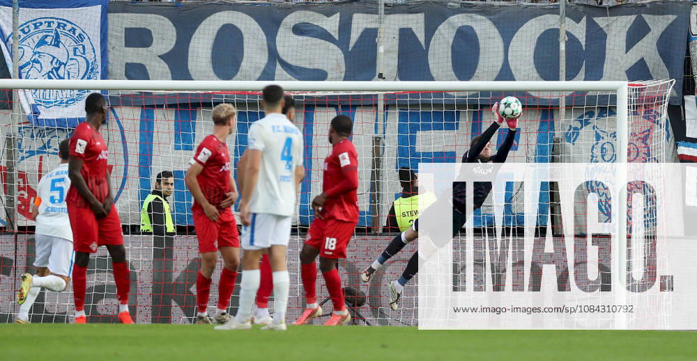Herren, Fussball, Saison 2026 2027, 3. Liga, 8. Spieltag: FC Wuerzburger Kickers - FC Hansa Rostock v.li.: Marko Rajkovacic (FC Wuerzburger Kickers) pariert einen Freistoss Wuerzburg AKON ARENA Bayern Deutschland