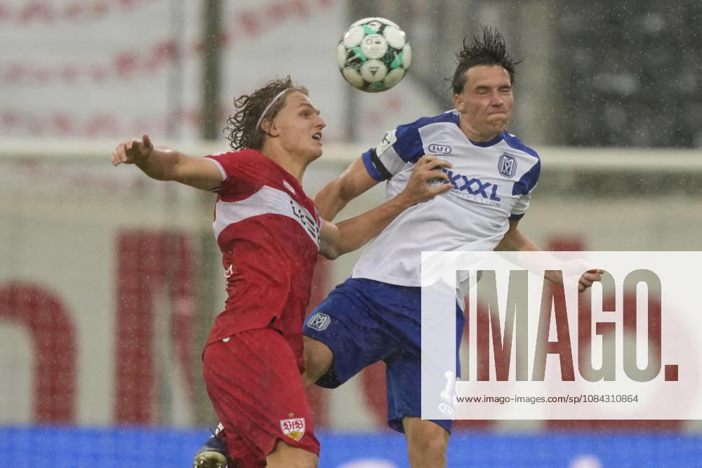 Hänsch-Arena, Meppen, GER, 3. Liga, 9. Spieltag: SV Meppen vs VfB Stuttgart II, Kopfballduell zwischen Luis Sprekelmeyer (SV Meppen 19) und Tim van der Leij (VfB Stuttgart II 9) DFL REGULATIONS PROHIBIT ANY USE OF PHOTOGRAPHS AS IMAGE SEQUENCES AND OR QUASI-VIDEO. Meppen Niedersachsen Hänsch-Arena