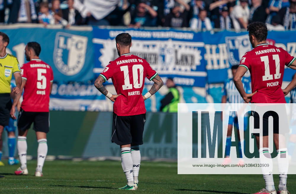 Deutschland: Fussball 2. Bundesliga 2026 2027, 7. Spieltag - 1. FC Magdeburg vs Hannover 96 - Avnet Arena (Magdeburg): Niederlage und Enttäuschung Benedikt Pichler (Hannover 96, 11) Marcel Hartel (Hannover 96, 10)