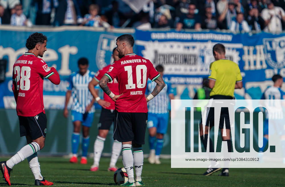 Deutschland: Fussball 2. Bundesliga 2026 2027, 7. Spieltag - 1. FC Magdeburg vs Hannover 96 - Avnet Arena (Magdeburg): Niederlage und Enttäuschung Benedikt Pichler (Hannover 96, 11) Marcel Hartel (Hannover 96, 10)