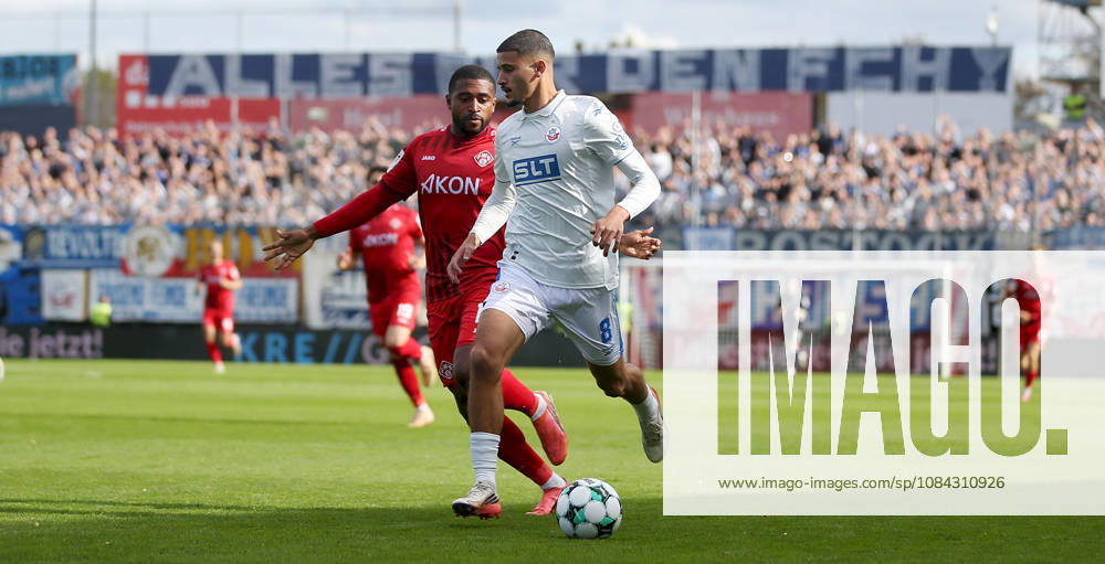 Herren, Fussball, Saison 2026 2027, 3. Liga, 8. Spieltag: FC Wuerzburger Kickers - FC Hansa Rostock v.li.: Franck Evina (FC Wuerzburger Kickers), Ouassim Karada (FC Hansa Rostock) Wuerzburg AKON ARENA Bayern Deutschland