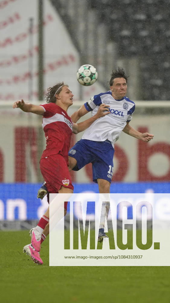 Hänsch-Arena, Meppen, GER, 3. Liga, 9. Spieltag: SV Meppen vs VfB Stuttgart II, Kopfballduell zwischen Luis Sprekelmeyer (SV Meppen 19) und Tim van der Leij (VfB Stuttgart II 9) DFL REGULATIONS PROHIBIT ANY USE OF PHOTOGRAPHS AS IMAGE SEQUENCES AND OR QUASI-VIDEO. Meppen Niedersachsen Hänsch-Arena