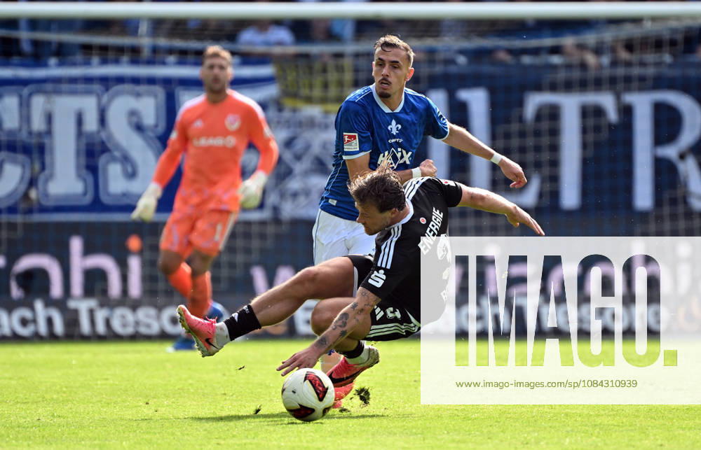Fussball 2.Bundesliga, SV Darmstadt 98 - Energie Cottbus v.l. Henri Rorig (Energie Cottbus), Lance Duijvestijn (SV Darmstadt 98) Darmstadt