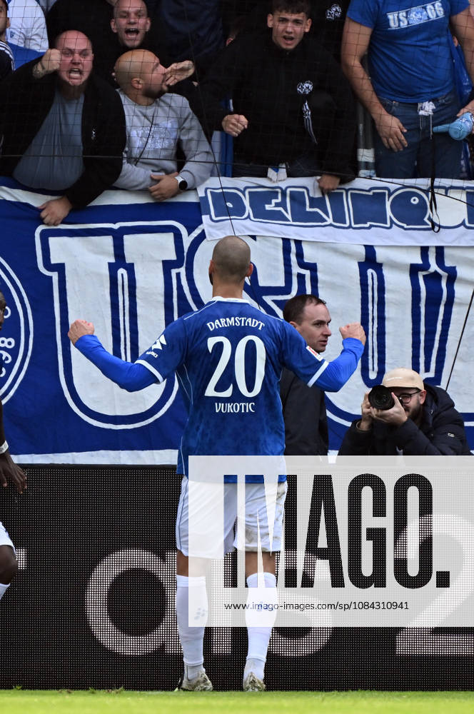 Fussball 2.Bundesliga, SV Darmstadt 98 - Energie Cottbus v.l. Aleksandar Vukotic (SV Darmstadt 98) celebrate the goal, Der Torjubel zum 2:1 Darmstadt